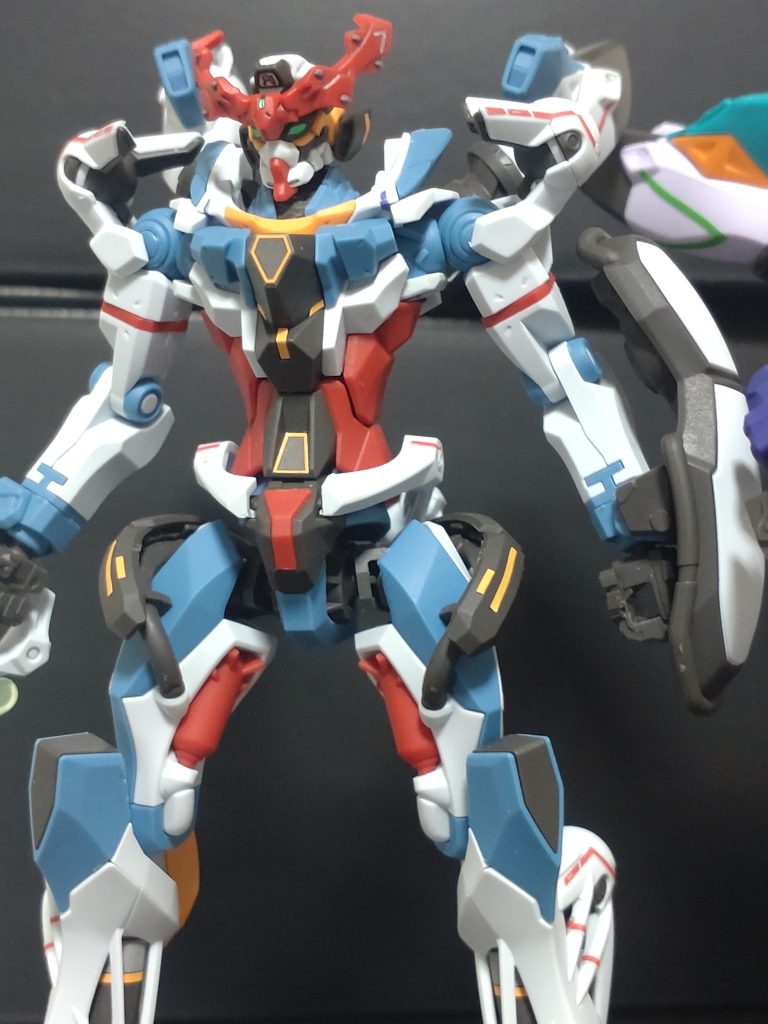 投稿は一発目ですが制作したのは三作目で一作目は重い腰を上げてジークアクスを作りました。頭部のみ微妙に塗装しましたがあとはシールとトップコートのお手軽仕上げ。というかパーツの数多すぎてスミ入れも頭部のみです。というか若干軟質っぽいプラスチックの質感でシャーペンタイプのスミ入れがなかなかに塗れず困りました。あとシールがどこかに飛んでいき二か所(左右合わせて四か所)赤いラインが入ってません。