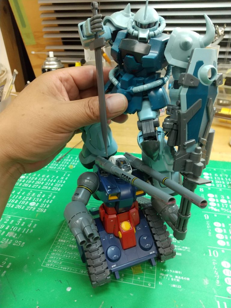 制作開始時のテストショットですが、グフカスの可動が悪くこれ以上のポーズは無理でした、それに対して、ガンタンクが小さすぎで構図としてのバランスは最低からのスタートでした。