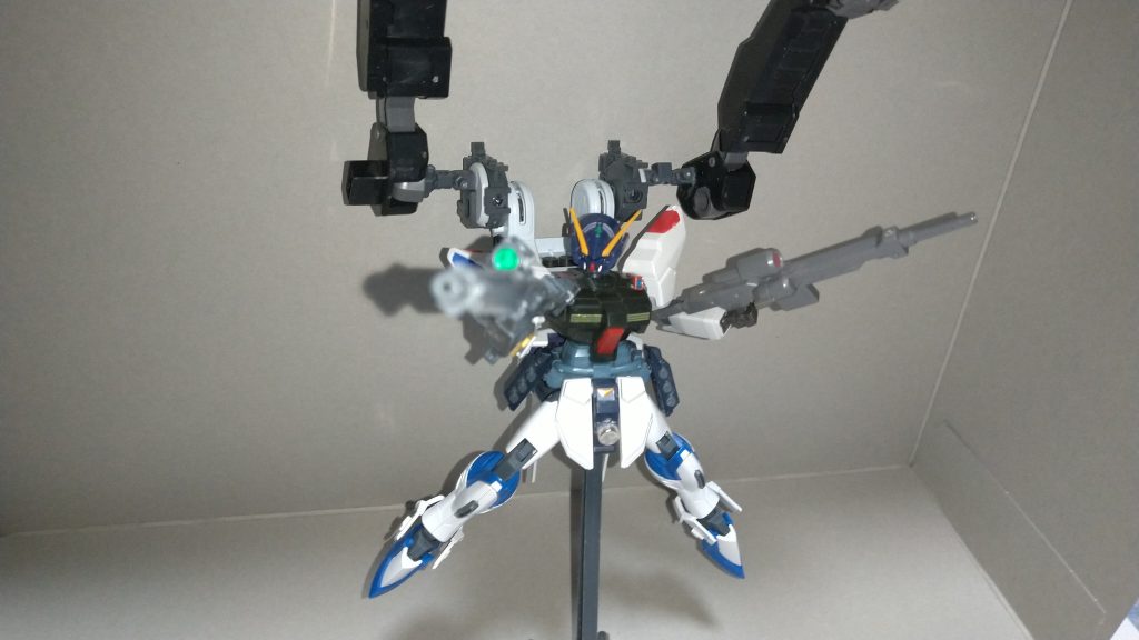 解説アナハイム製の機体等を使い建造した機体。だがこれは本来の機体ではなく宇宙に漂流したりスクラップ屋から譲り受けた物を継ぎ接ぎしたため型式番号や全高、重量、出力が不明。ただ出力に関してはEX-Sガンダム並とも言われている。バックパック横にドラムフレームを取り付けビーム砲を搭載した。武装も拾い物で破壊された連邦の輸送船の中から発見されたロング・ライフル、同じく150mmライフル閃光弾は漂流した物を取り付けている。また股間部にIフィールド発生器を搭載している。このIフィールド発生器は武装を取り付けジェネレーター代わりにもできる。ちなみにアナイアレイターの意味は《全滅させる物》