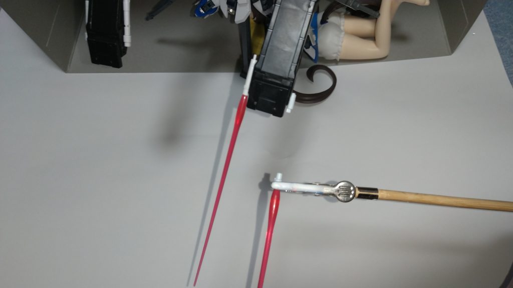 左側の一部サーベルは切り離し可能で左内側を躱しても飛んできた左端のサーベルで破壊といったトリッキーな使い方もできる。ちなみにこのサーベルのみサイコミュ制御が可能でファンネルのように扱える。