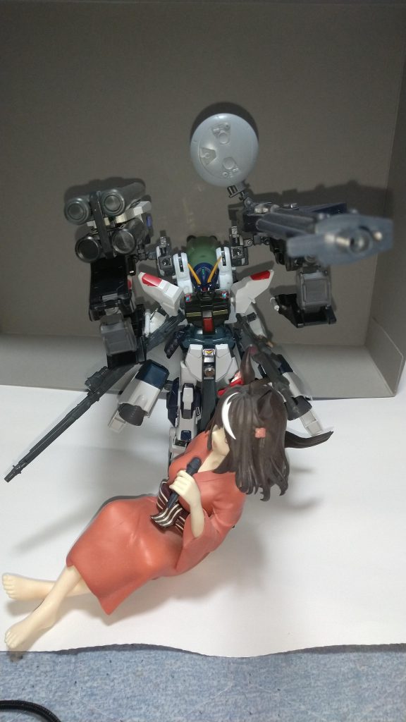 こちらが拠点防衛、制圧のエントロピー仕様左ドラムフレーム側には超長距離からの狙撃を可能としたハイパーメガビームライフル。右ドラムフレーム側は連射機能と収束ビーム砲を発射可能な超大型ツインビーム砲を搭載。ツインビーム砲は連射時は折りたたまれている状態で収束メガビーム砲時は折りたたまれていた砲塔をドッキングさせて発射する。ハイパーメガビームライフルは上部に大型のディスクレドームを搭載したため敵機から視認、レーダー感知できない場所からの超長距離からの狙撃を強力なメガ粒子砲で焼き尽くすことが可能。エントロピーは戦場を無秩序に塗り替える圧倒的な火力の意味