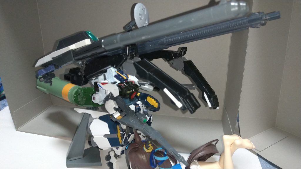 両サイドに大型武装を取り付けたため重量がとんでもないことになってしまった、そこで漂流したジオン製の大型プロペラントブースターをバックパック背部に接続し、脚部にはトリスティティアから受け継がれた脚部一体型ブースターユニットを換装している。これにより単機での敵拠点の突撃、一撃離脱や拠点の防衛が可能になった。ちなみにこの他にも大型ミサイルポッドや核ミサイルポッド、ファンネルコンテナユニット等が取り付け可能。