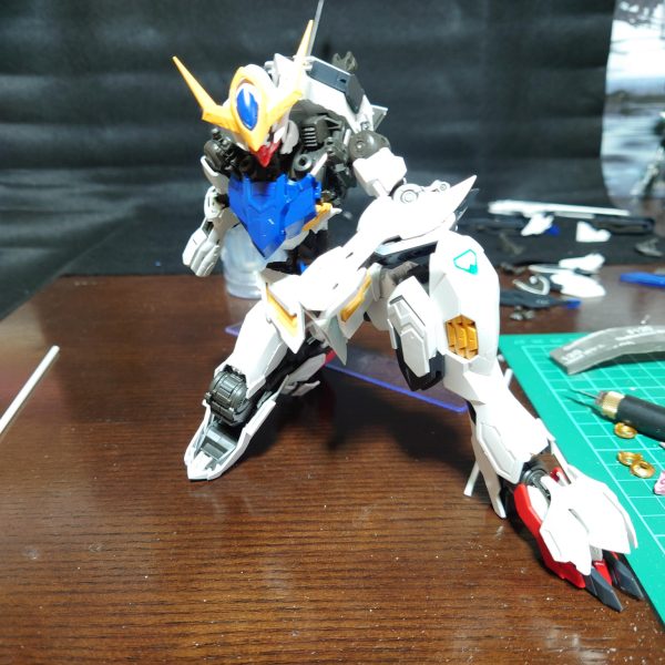 バルバトスルプスの改修です！！プロポーションがいいと思ったんですが、少し寸詰まり感凄かったのでちょぴっとだけ延長してみましたMgの延長工作は中々しんどいものがありましたね…。難しい…完成は1月末を予定してます✨お楽しみに！C3でした（3枚目）