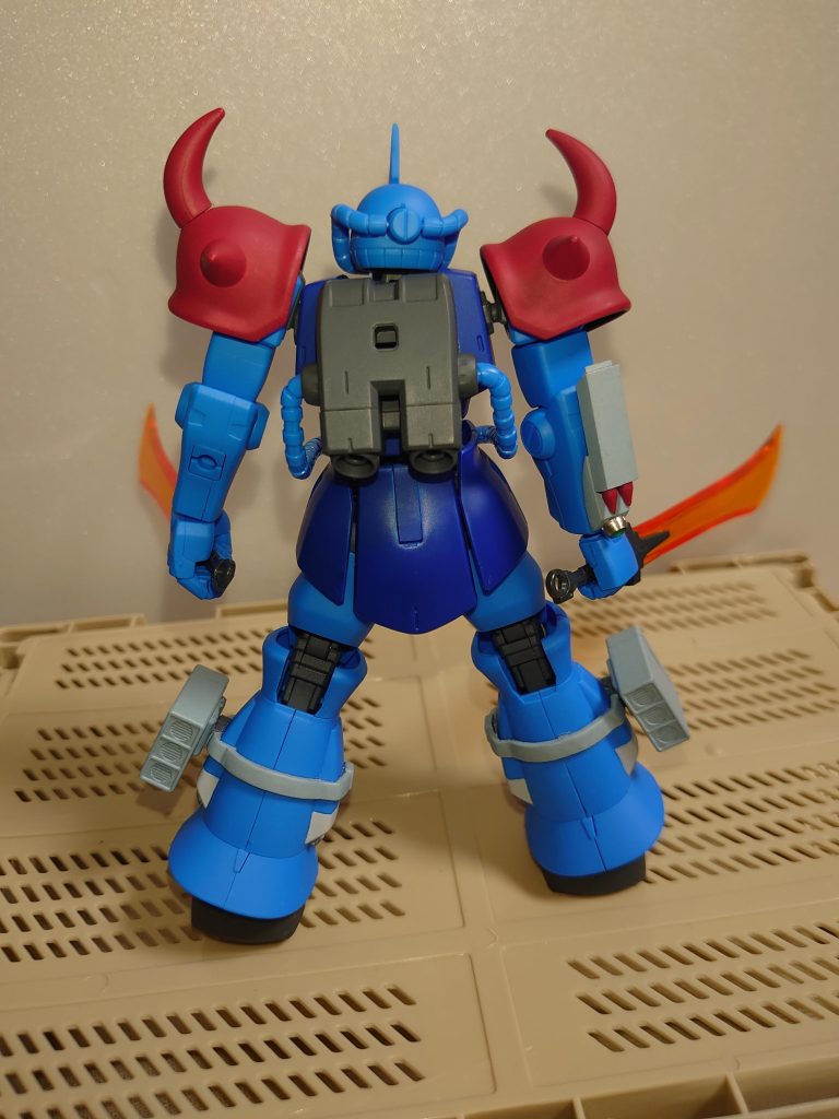 腰のラックは差し替えで、不要時は閉じる事が出来るようにしています。外装やラッチはネオジム磁石で固定。また、画像にはありませんがシールドが腕側面に来るように、プラ板でフレームを組んで取り付け位置を変更できるようにしています。