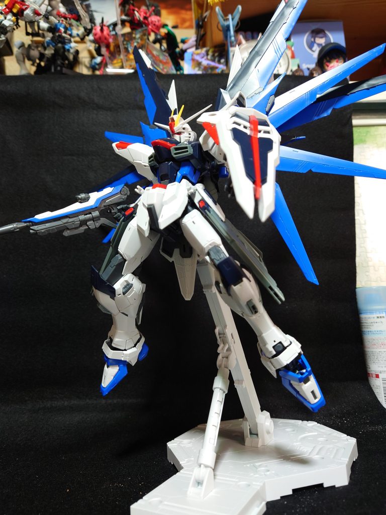 PHASE 35 舞い降りる剣フリーダムの印象的なポーズ、このシーンに頭を焼かれた人は多いんじゃないでしょうか私のことです