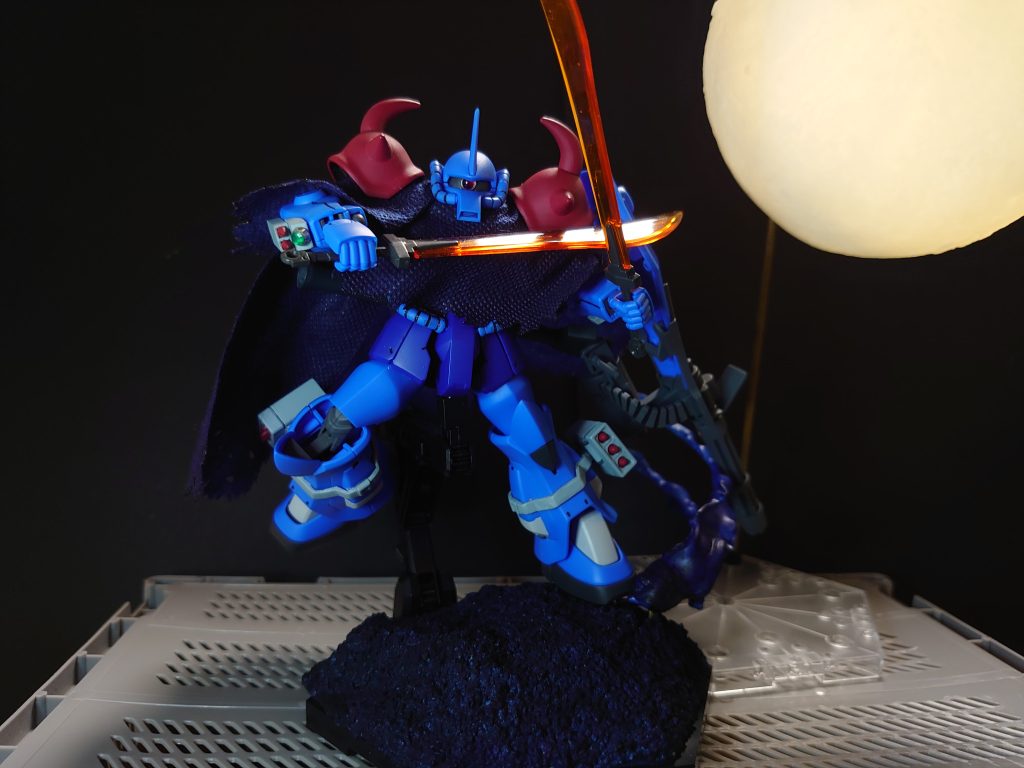 ベースはアクションベースの上にスタイロを切って成形し、100均のゼオライト（水槽の底に敷く砂利）をよく洗って乾燥させたものを木工ボンドで固定し、着色しました。足元の砂塵はプラ板を適当に切って加熱したもの、背景の月はダイソーの商品です。最後まで見て頂き、ありがとうございました。