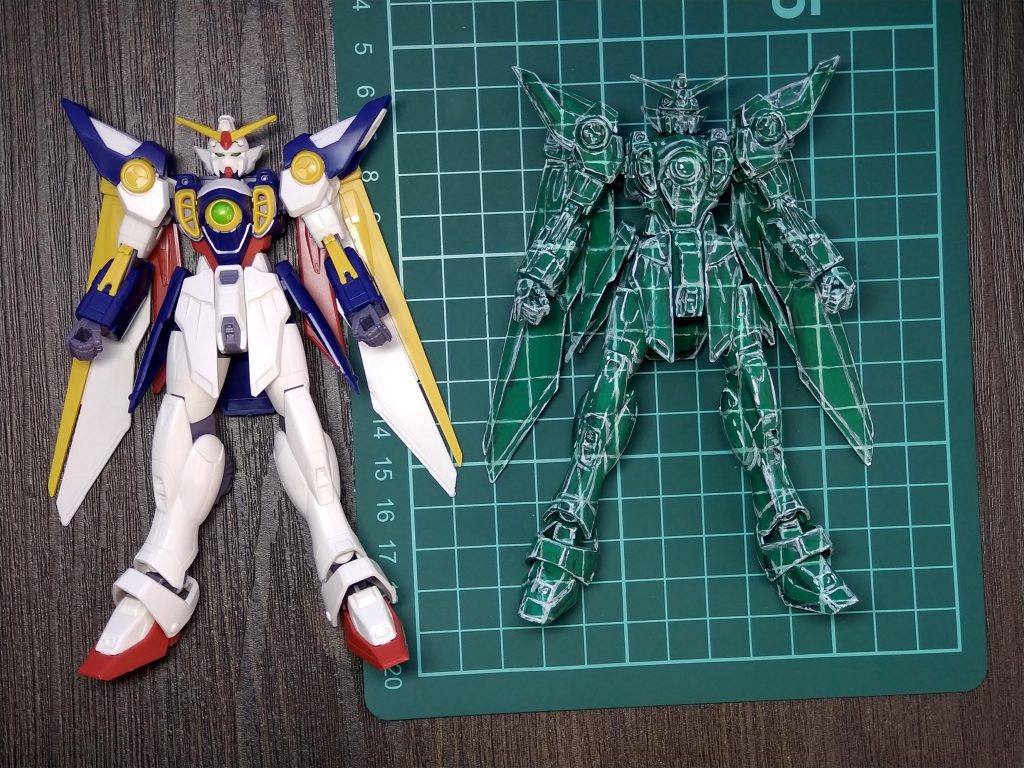 使用キットはEGウイングガンダムです。一応、横にパチ組みキットを置いての比較画像。