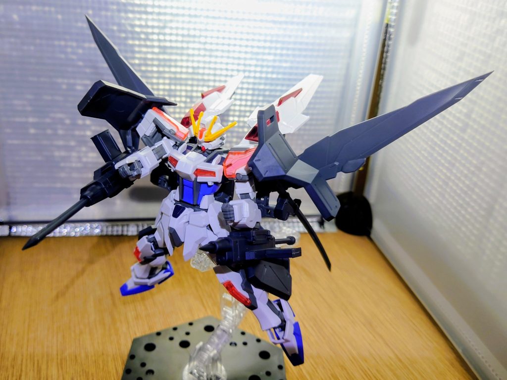 最初はパイルバンカーや刀に装甲のみな高機動型格闘機をイメージしていたのですが色々と考えて調整しているうちに