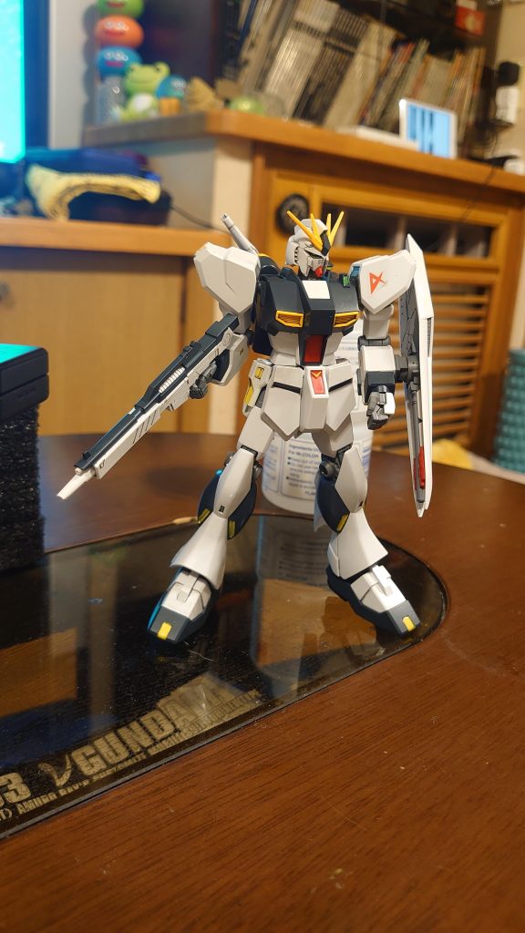 素で作りました。やはりニューガンダムは大きいです。顔つきも悪い人相してますね。