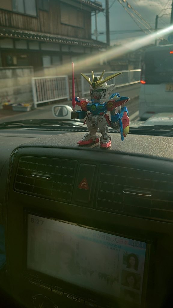 正月の特にやる事なし、テレビも年々面白くない暇つぶしと、知らないガンダムをやりだしたが塗装が細かいめんどくさい!改めて我が不器用差が露出した。実は白はパールをかけて色目は全てハイパーシルバー下地のキャンディ塗装とアホみたく手間はかけたが全く比例しない。苦笑。並べる居場所もなく足裏に両面テープを貼り通勤車に居てもらう事に。この様な駄作を見てくれてありがとうございます。今年もよろしくお願い致します。m(_ _)m