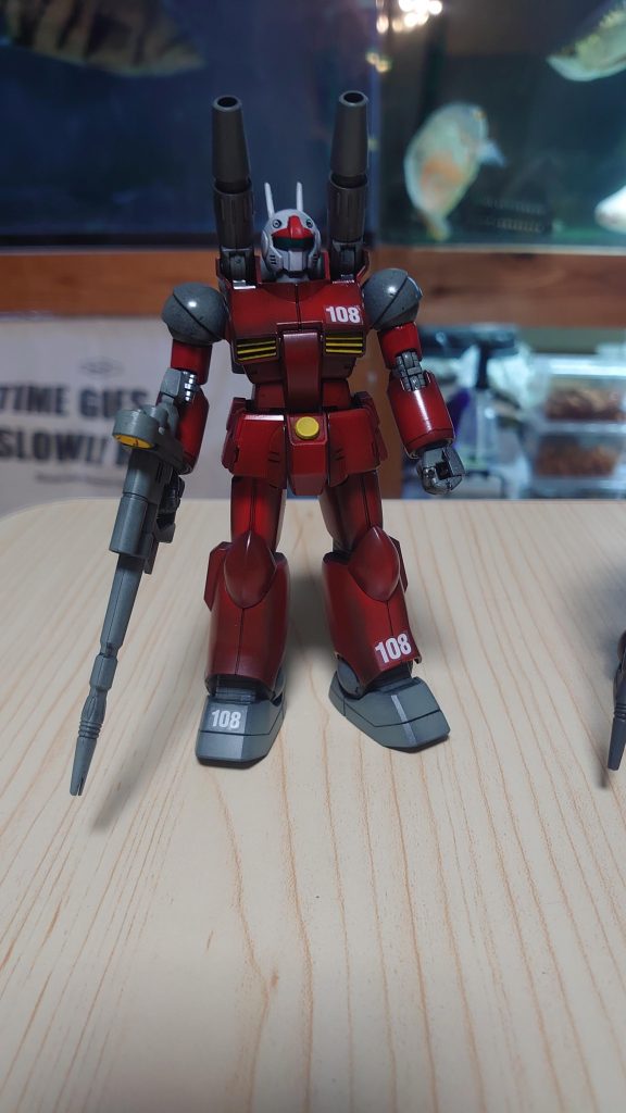 完成してからつや消し材を吹いてみたがいつもの様にツヤは引けない。(笑)　同様に以前に作ったガンキャノンも吹いてみたが(笑)