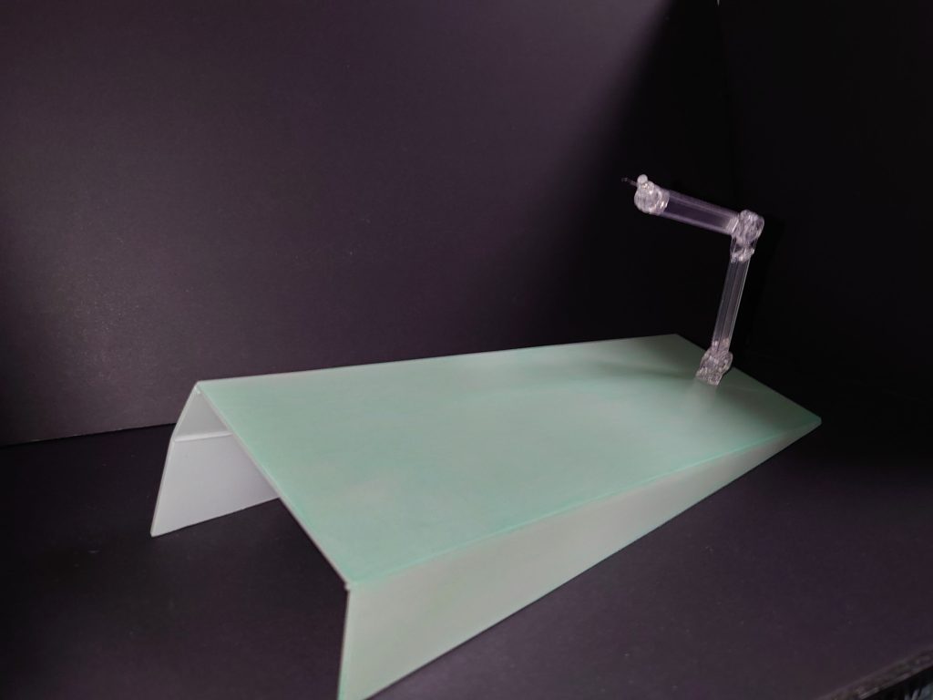 台座部分はプラ板の箱組みで製作し、スタンド穴を空けてあります。少し斜めになるように、裏側の方が高くなっています。塗装はベースカラーの上にパールムラになるように粗く筆で塗装して、巨大ガンダムのキラキラした質感を目指しました。