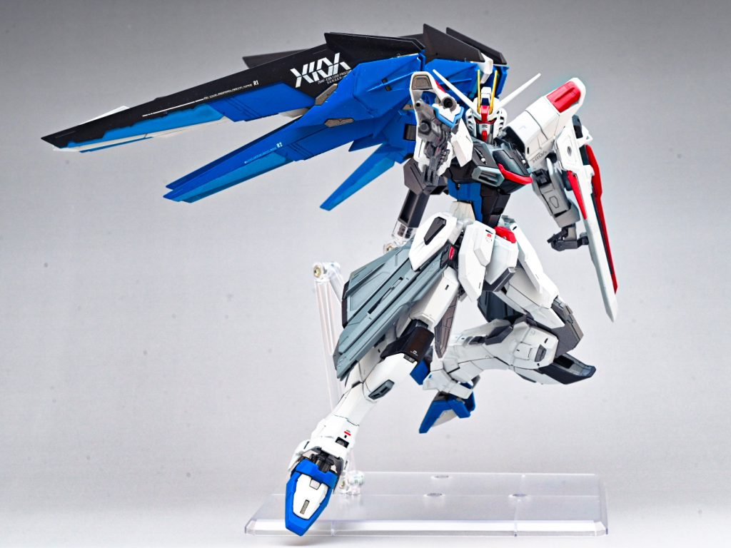 色々な方の作例やメタルビルド等の立体物を参考に、あまり時間かけず以下だけ絞って改修しました。・つま先延長( パテ初挑戦!)・ヘルメットとフェイスの位置関係変更・顎ちょい削り・バラエーナの先端の謎のアレンジ削除。。・途中股関節が折れてしまい、、金属股関節に変更。。今回未実施ですが、ウイングをボールジョイント化しウイングを広げておられる改修例があり、かなりカッコいいと思いました。