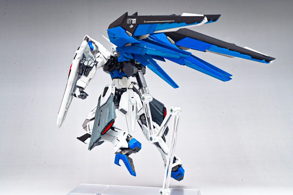 背面もかっこいいですね。バラエーナ先端は完全にストレート化しても良かったかもしれない。今回、撮影を比較的ガチでやってみました。グレー背景紙をアマゾンでポチりまして、フルサイズズームレンズを70mmのF16で設定。ストロボを天井バウンスさせて、撮影。 さらにガチでやるならレフ板とか使うのかしら?普段は子供らのポートレートスナップを撮っているのですが、ブツ撮りは難しいです。