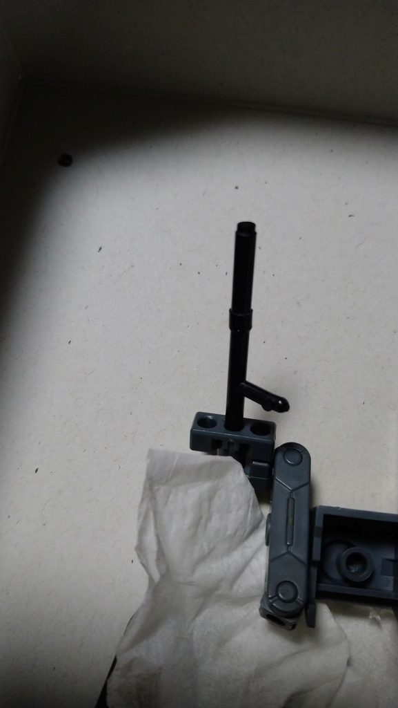 制作過程をあまり撮ってなかったのですが、上記の通りビームサーベルは自作できそうだったのでベースキットのランナーを使ってフルスクラッチしました。なんでこんなことを始めたかというと、エールストライクを完全な状態にしておきたかったのと、何より塗装剥がれを恐れたためです。あとやはり愛着が生まれますね