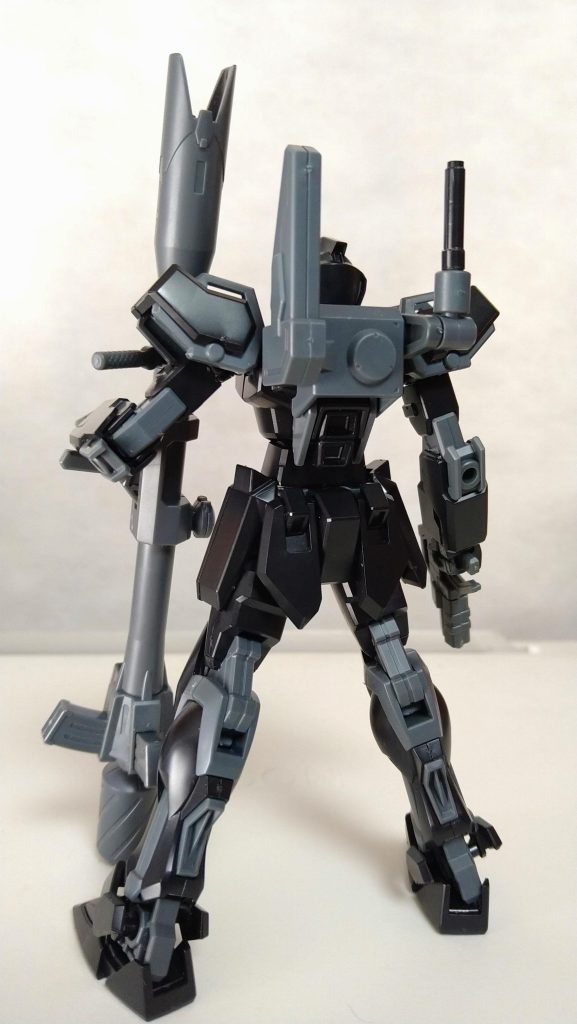 色が黒なのと頭部がちょっとダガーみたいになってるのは好みです。部分的な改造に留めていますが、（ 私にとっての）新しい試みもいくつかあります。ストライカーパックはソードストライカーですが、バッテリーと制御系統以外は全て取り外しました