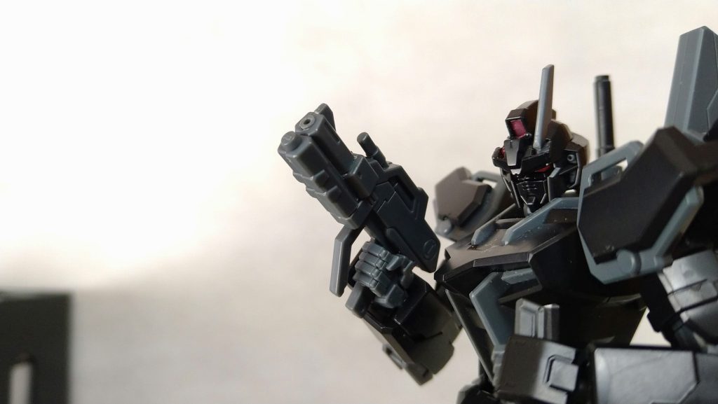 ショートビームライフルストライク用の高エネルギービームライフルをもとに改造。威力よりも消費エネルギーを含めた取り回し易さを優先した近中距離用。