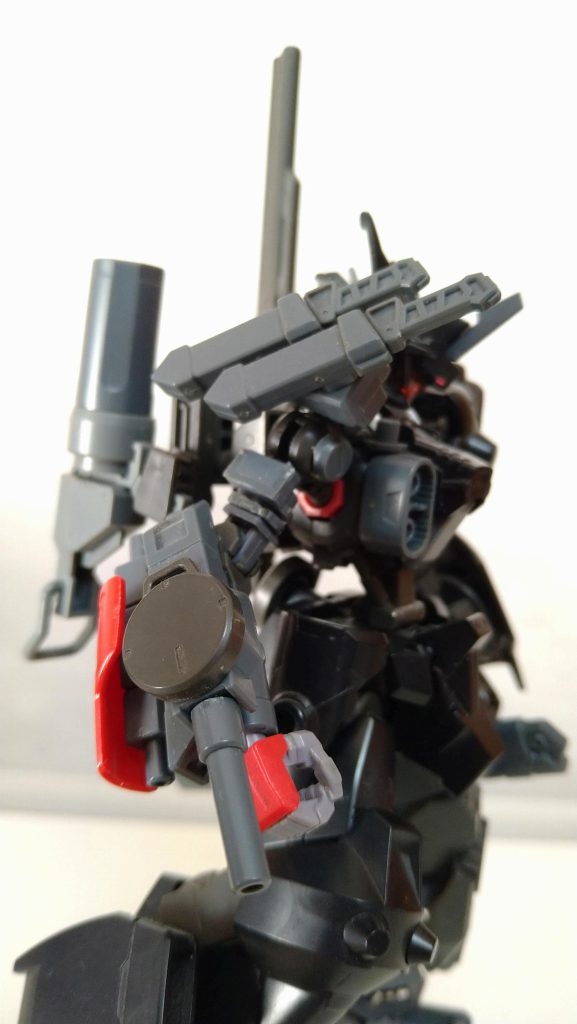 補修パーツ右腕、左脚ほか複数は武装類を内蔵する補修パーツに置き換えています。それぞれ肩部にはナイフ2基、腕部には上腕部の換装機構とビームサーベル、120mmマシンガンを装備。