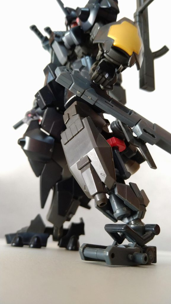 脚部は大型圧力モーターと推進器、110mmキャノン、片刃式ブレード。胸部に2連装ビーム砲、頭部は追加センサーがセットされています。