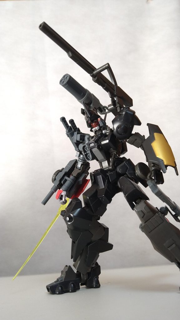 サブアーム腕部で保持するタイプの武装類をセットし、そのまま展開して使用できるようにしています。この機体ではロングライフルとマルチランチャーを装備しています。