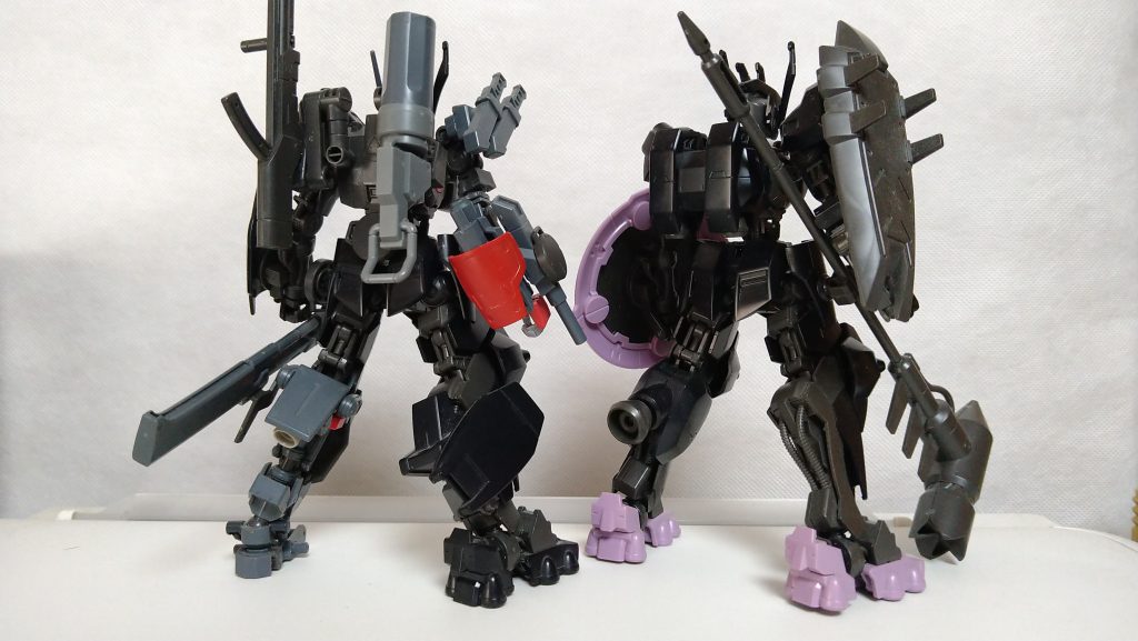 元のガンダムウヴァルと並べてみました。共通箇所はけっこうあるはずなんですが、だいぶ印象が違う。流石7年