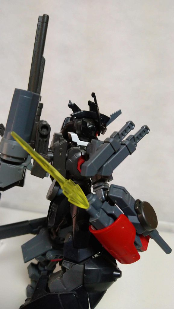 肘ビーム。周囲のパーツに接触しそうで怖いですところでガンダムフレーム機としてはあまりにもパワーを活かしづらい仕様っぽくなってますが、ぶっちゃけ正規品レベルのフレームパーツすら供給されてないガンダム・フレームに全盛期のようなパワーファイトは厳しいと私も思います←これに乗ってる人はよほどガンダムウヴァルが大好きなんでしょう。まぁ私なんですが…