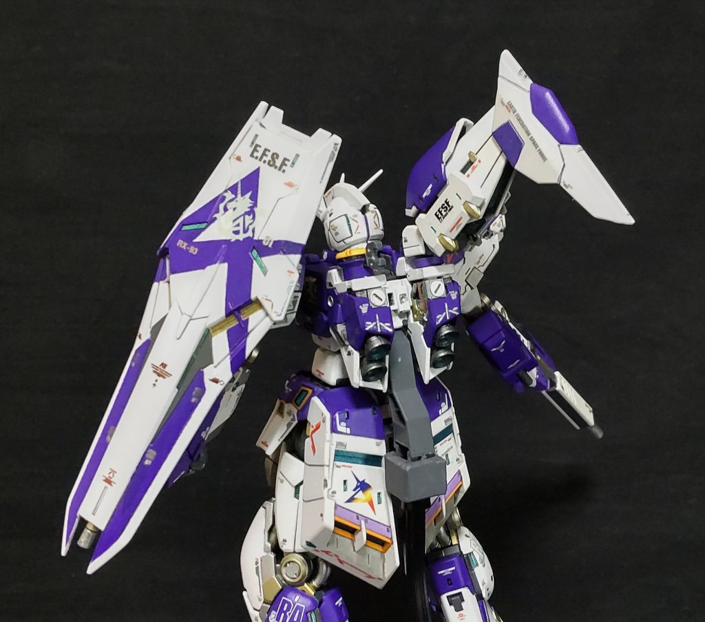 メタルビルド2026(仮)にはビームサーベルの取り付け箇所に『なんか❓️』が付いてましたので、Hi-vのスタビライザーを付けてみました。ファンネル背負った時のバランサーかなんかなんですかね❓️🤔。