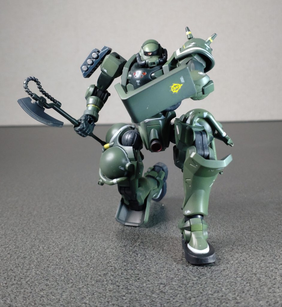 シールドを外して持ち手に装着オリジナルグレネードを外した左肩に装着できます