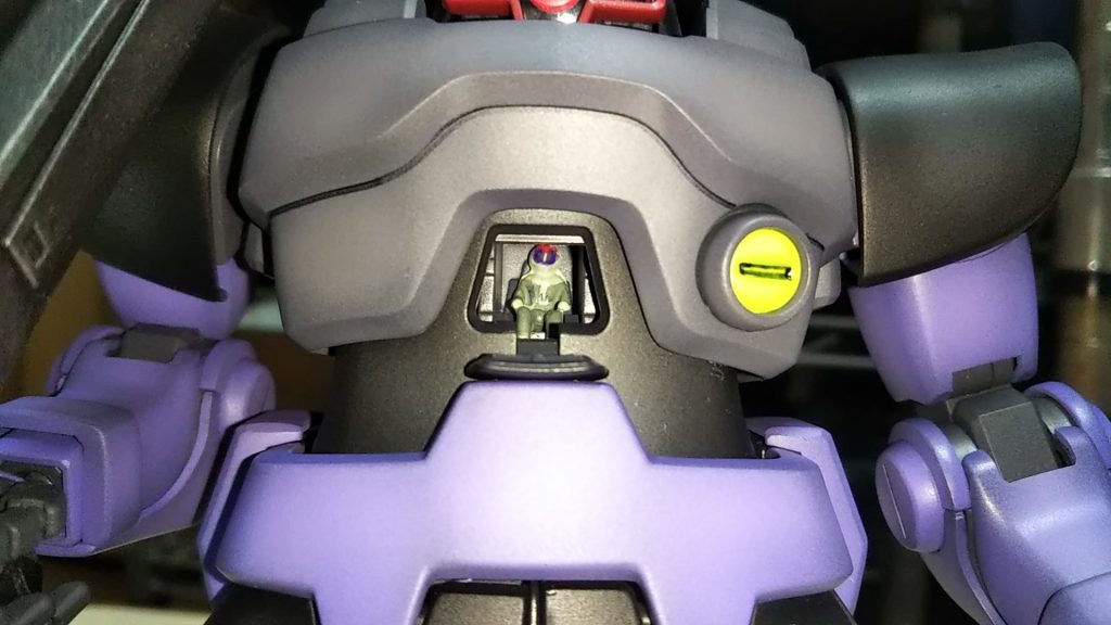 このキットにはパイロット（ジオン一般兵さん）💦がついています。残るあと10機（旧MGがあるから9機にまけて💦）