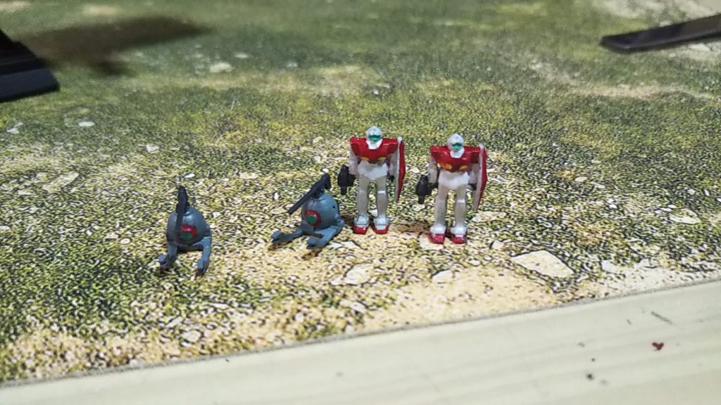 このキットには（お供の機体）ジムとボールがそれぞれ2機ついています💦ボールの腕を切り出してます💦