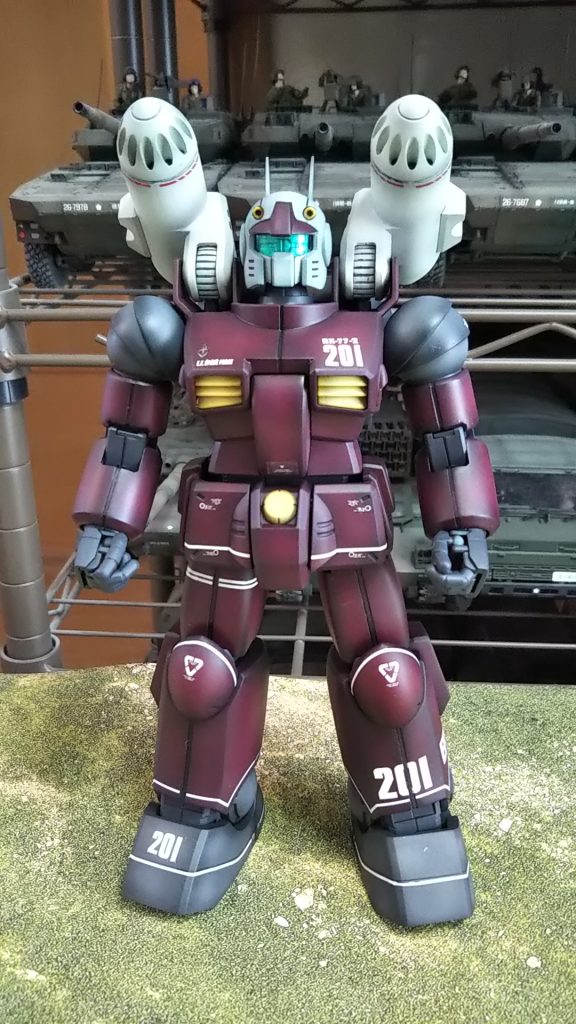 正面　201番機を選択💦デカール無しで仕上げるつもりでしたが、リアルタイプなのにデカール無しは矛盾してると考え緊急に貼りりました塗装はリアルタイプのガンキャノンの色合いがものすごく渋いカッコ良かったので、さらに赤黒く（夏休みの樹液に集まる黒くてでかい虫の赤い奴を意識して）塗りました💦かなり適当です。