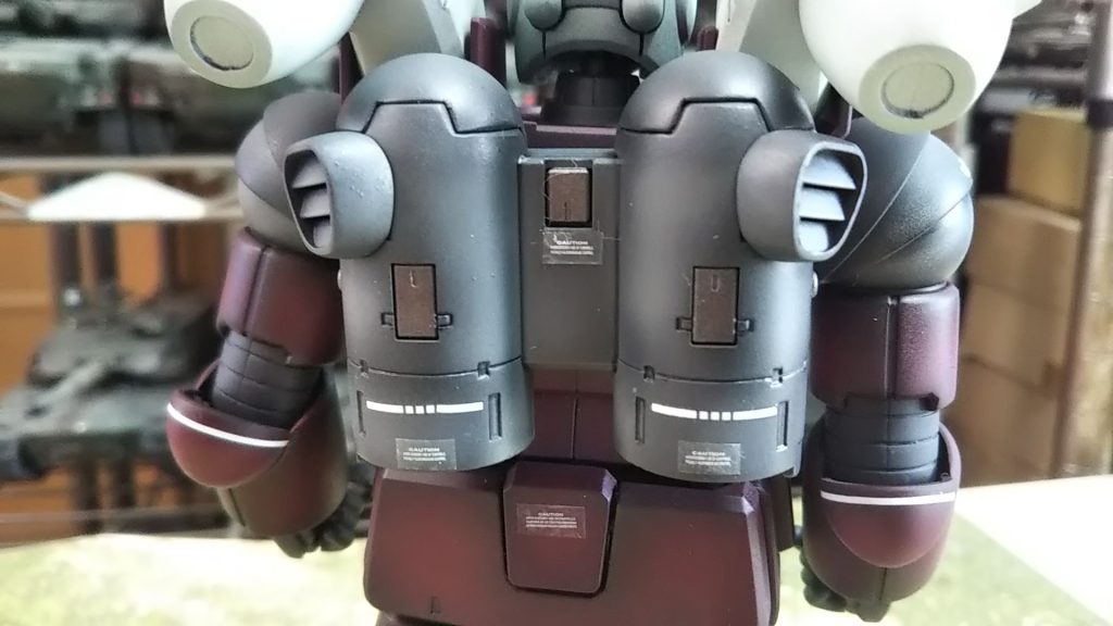 背中のバーニアと弾薬庫（危うい配置では？）