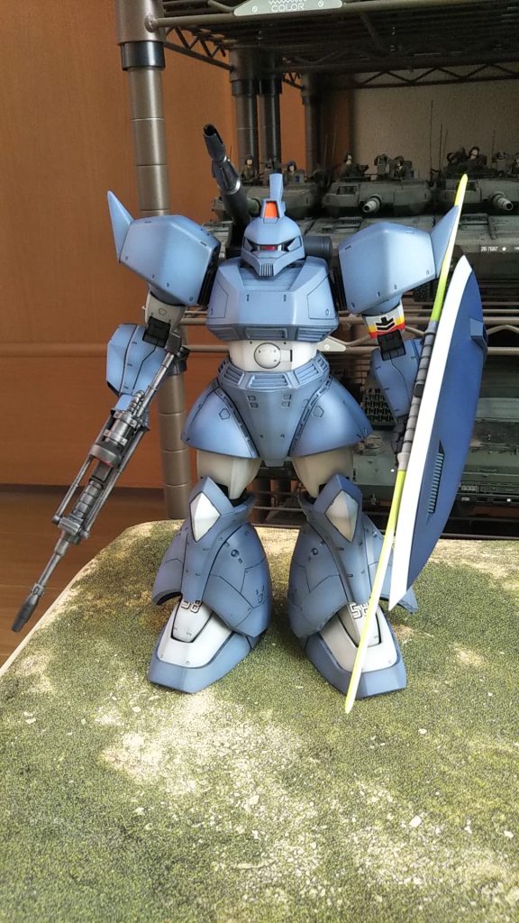 正面💦最近ドムばかり作っておりましたが💦新型のゲルググも制作開始しました💦オプション装備はつけず作例のやうに作りました💦何故か中距離なのに近接用のライフルやらシールドやら装備させてます