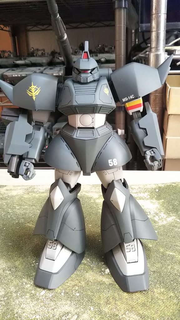 正面💦旧MGキットは、ジョニーライデン専用機とコンパチで手持ち武器もなく塗装も必須でした。キットの箱絵を参考にそれっぽく塗装しています。今回はあくままても再塗装もグラデーションもしていません💦当時の色合いです💦