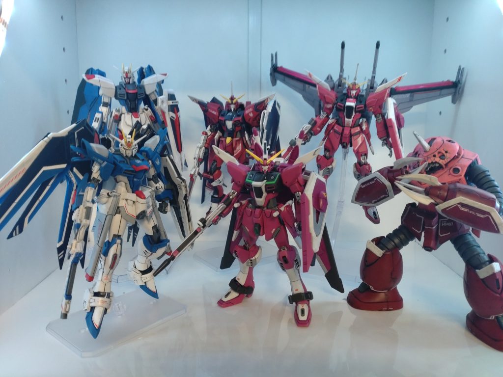 展示は素立ちでフリーダム&ジャスティスHGROOMで