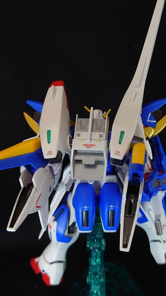 どうしても気になる、追加装備を取り付ける場所。ただのT型の板切れが耐えきれなかったので、良さげなパーツを無理矢理取り付けてみました。