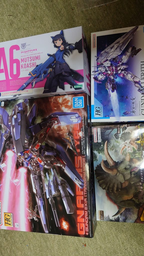 年末年始の福袋ではなくガンプラガチャ５００円の４回やった結果です。販売価格の最低５００円のガチャだそうで損はしないかな的な。ガンプラでもないものも当たりましたがWWW