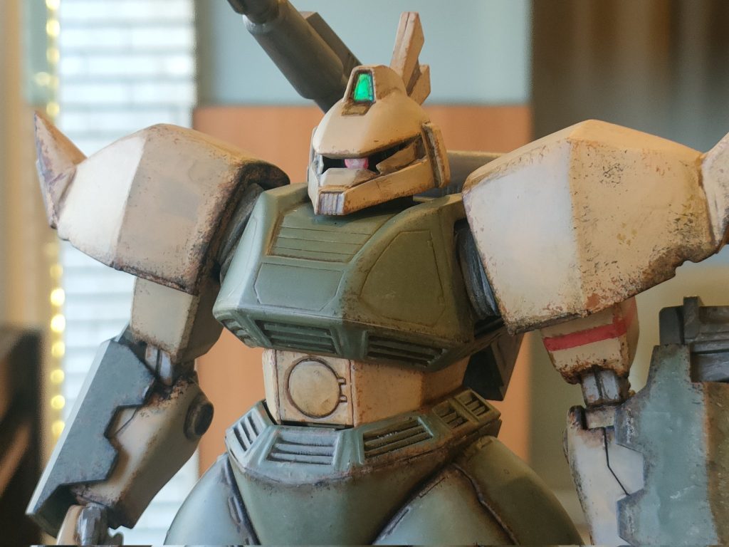 肩の前後幅がかなり気になったので狭くしていますが、それ以外はほぼ無加工です。スジボリの彫り直しすらしていませんw最近は手間を掛けて作る事が多かったので、今回はウェザリングでサクッと仕上げです。でも個人的にMSV世代という事もありウェザリングは楽しいですね。中々カッコ良いと思います。頭部センサーはラピーテープです。レジンで固めようかと思ったのですが、UVライトが行方不明なので止めました…