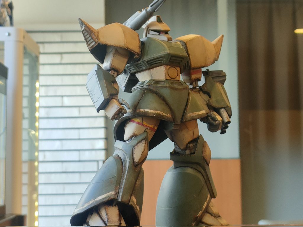 そんな訳で完成です。家では一切やらず今回も仕事中に作りました。人間のクズ・・・!お店(床屋)に飾ってあるので、散髪ついでに見てやって下さい。他にもいっぱい飾ってます。次はMGニューガンダム(旧)の予定です。