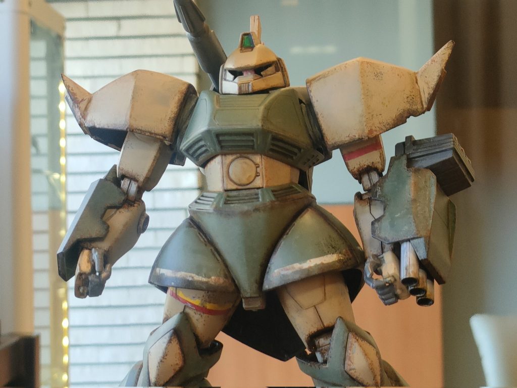 今回デカールは一切使っていないのですが、MSVによくある例の線(白・赤・黄色など)を引いています。右手右足に赤線を入れる予定が、普通に間違えて左手に入れてしまいました…