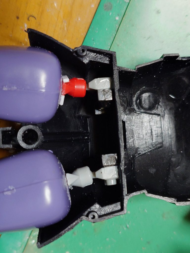 足の付け根ここもレゴブロックボールジョイントに腰回りはいじらないので足が前出ないのでBB戦士のような接続方法で