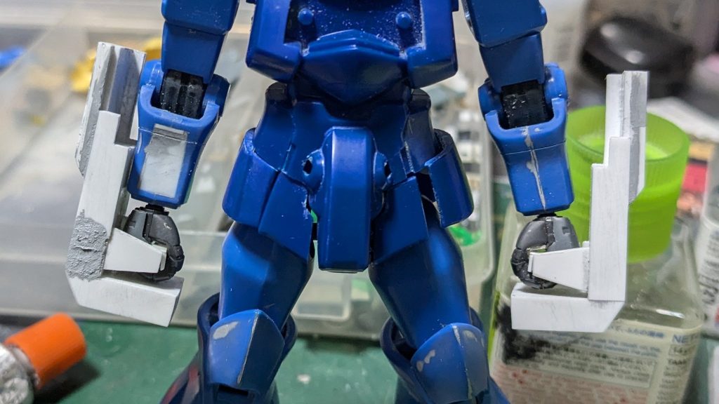 腕：ヒートロッドは無しの設定だったのでプラバンで埋めました。スパイクアーマーも無しなので接続の軸を撤廃。プラバンで隙間埋め。手首はＭＳハンド、ジオン用に交換。