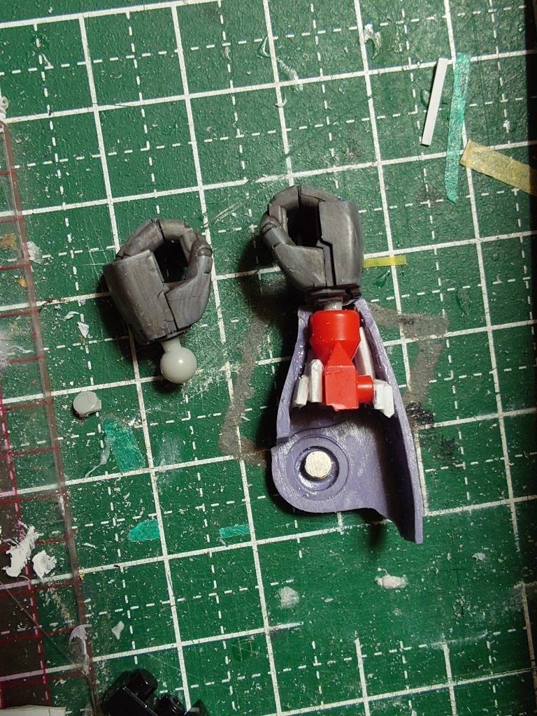 手手首の部分をくり抜いてレゴブロック接続に手は確かHGケンプファーのものに変えました肘のところには３ミリのネオジム磁石を接着してます