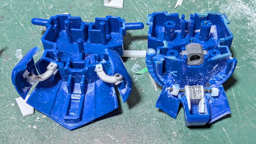 胴体：胸にプラバンで装甲追加。グフの最難関スカートの可動させてます。フロントはアルミ線で、サイドは関節作りました。正面から見た時股関節が見えたのが嫌だったので真ん中で切断して切り詰め短くしてました。ランドセルはＦＧシャアザクの物を改造、腰にグフＲ３５の腰のパーツを追加。&nbsp;