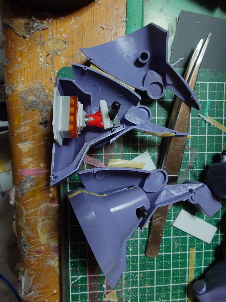 足の改造関節の位置は変えず中にレゴブロックを仕込みボールジョイントにしましたこれで足を開いても設置が安定します