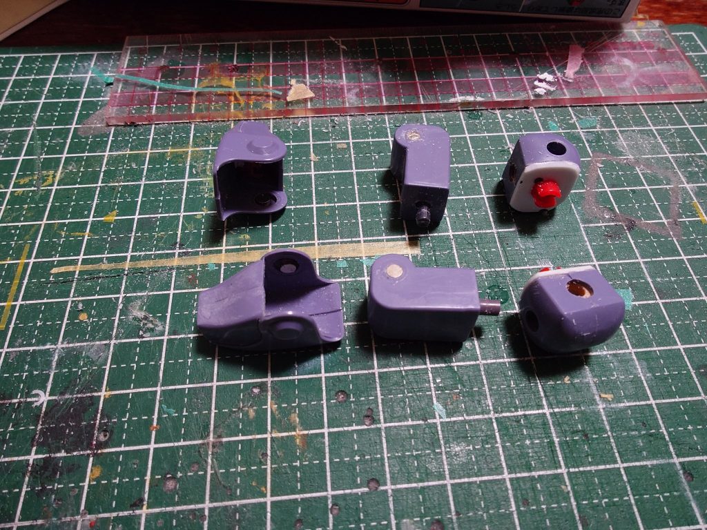 腕全体肩の付け根を切り飛ばし幅詰め＆プラ板でふさいでレゴブロック接続に二の腕との接続はKPSの端材を仕込んで３ミリ棒で接続できるように前腕との接続は肘の突起を切り落とし３ミリネオジムを仕込みました