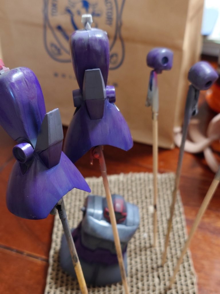 塗装中この時期は居間でこたつに入りながらの筆塗りに限ります