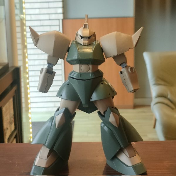 初投稿です。お見苦しい点もあるかと思いますが宜しくお願いします。&nbsp;29年前のキットらしいです。股関節が折れていたので、針金で補強しています。反対もそのうち折れそうなので貫通させました。肩の縦幅がとにかく大きい（ 広い）のがどうしても気になったので、ロウソクで加熱して内側に押し曲げ。適当に面取りで6ミリぐらい薄くなったと思います。頭部は横幅が欲しかったのでプラ板で左右に1ミリほど追加しました。こっちの方がいいと思うな。他に気になったのは・スカートの外側の延長したい・肘が細すぎるので太くしたいなのですが、大変そうなのでパス。いつか気が向いたらシようね♡&nbsp;サフ吹いて基本塗装、後はウェザリング予定です。&nbsp;（6枚目）