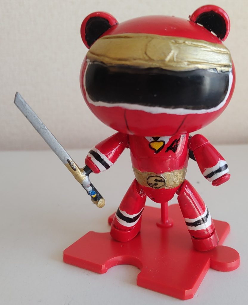 カクレンジャー五人の共通武器。まずは、秘剣カクレマル。ランナーを削ったりして仕上げ。写真の下の丸いとこは、ランナーを輪切りしたモノ。