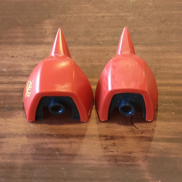 初投稿です。お見苦しい点もあるかと思いますが宜しくお願いします。&nbsp;29年前のキットらしいです。股関節が折れていたので、針金で補強しています。反対もそのうち折れそうなので貫通させました。肩の縦幅がとにかく大きい（ 広い）のがどうしても気になったので、ロウソクで加熱して内側に押し曲げ。適当に面取りで6ミリぐらい薄くなったと思います。頭部は横幅が欲しかったのでプラ板で左右に1ミリほど追加しました。こっちの方がいいと思うな。他に気になったのは・スカートの外側の延長したい・肘が細すぎるので太くしたいなのですが、大変そうなのでパス。いつか気が向いたらシようね♡&nbsp;サフ吹いて基本塗装、後はウェザリング予定です。&nbsp;（5枚目）